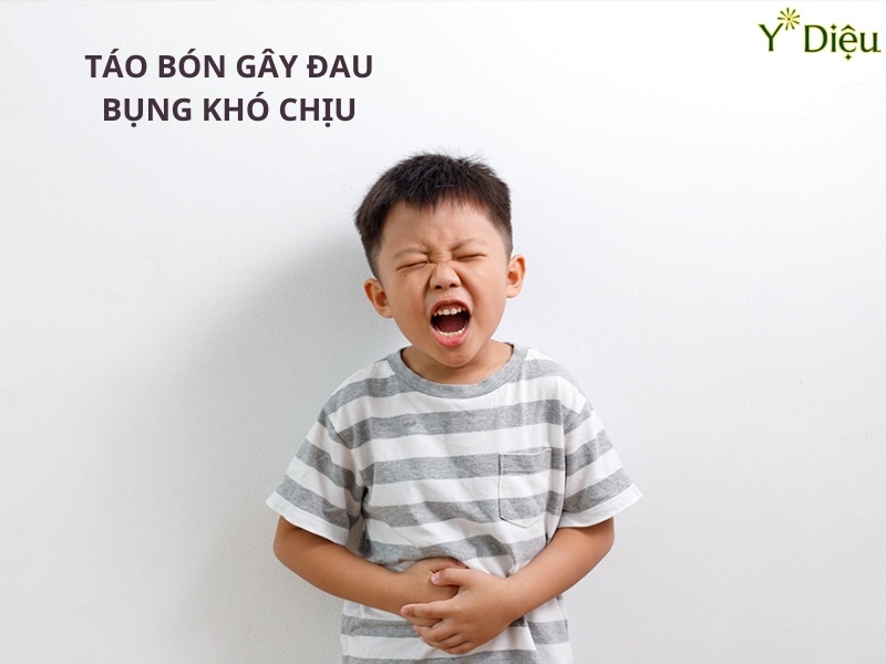 Bé bị táo bón lâu ngày có thể dẫn tới tình trạng đau bụng khó chịu
