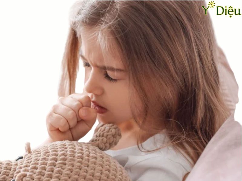 Ho kịch phát thường biểu hiện bằng các cơn ho liên tục và dữ dội.