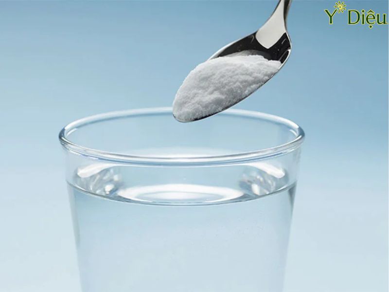 Nước muối, giúp làm sạch khoang miệng và cổ họng, loại bỏ vi khuẩn